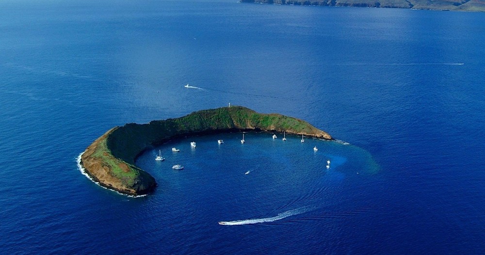 molokini-double-backwall-maui-diamond-boat-charters